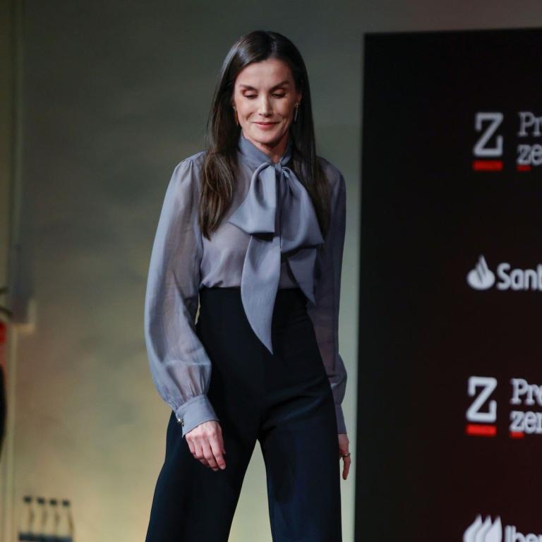 Η βασίλισσα Λετίθια με παντελόνι και τοπ με φιόγκο