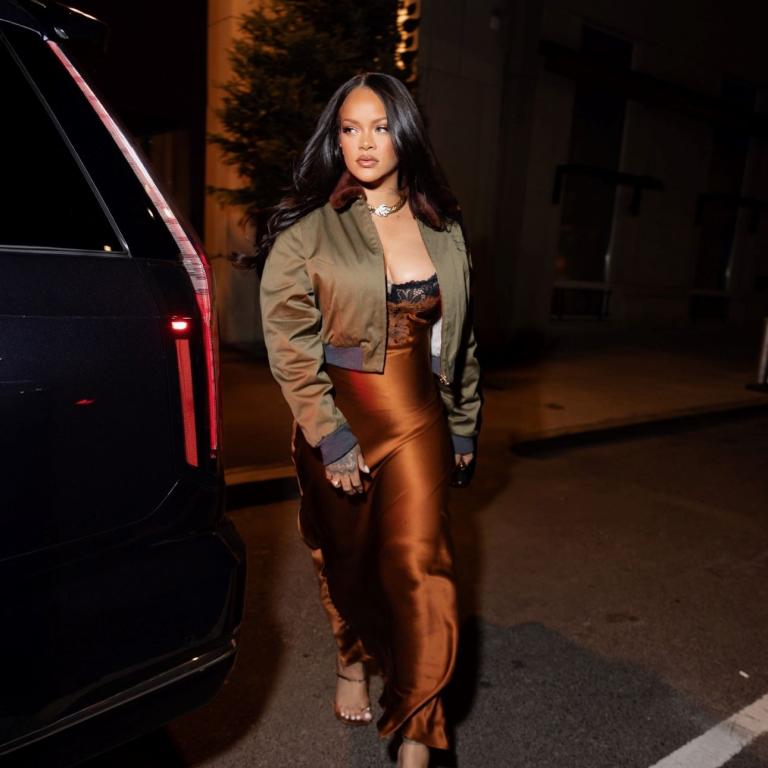 Η Ριάνα με lingerie φόρεμα