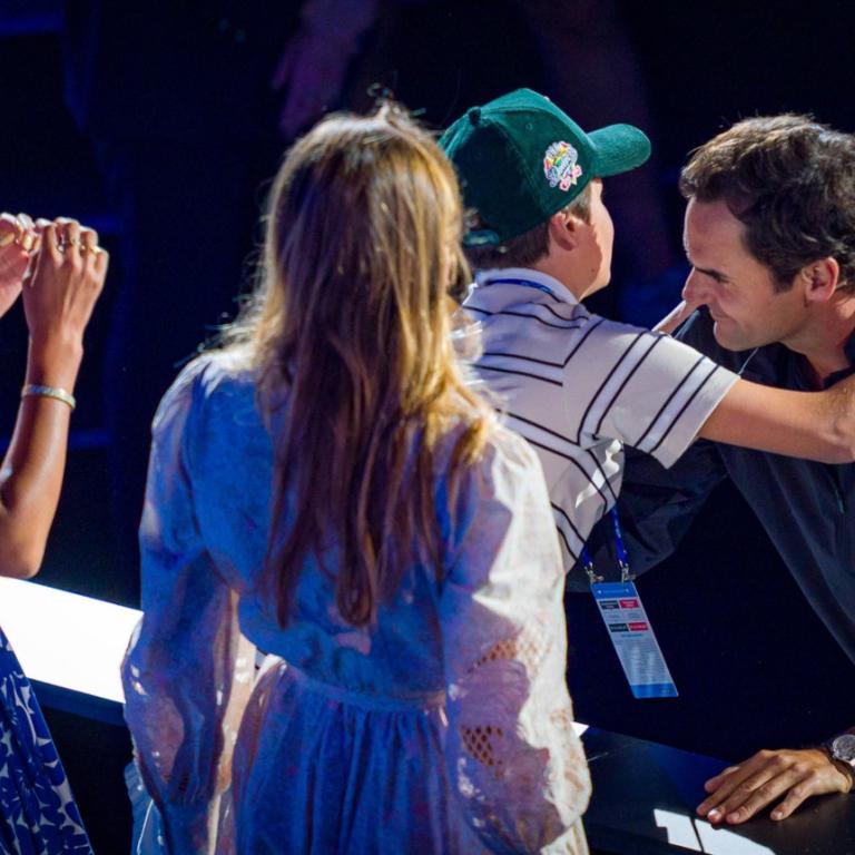 Ο Ρότζερ Φέντερερ αγκαλιάζει τα παιδιά του