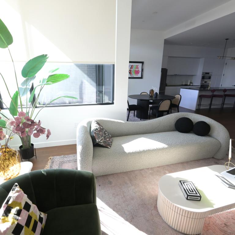 Πώς ένα μικρό σαλόνι μπορεί να δείχνει μεγαλύτερο και πιο φωτεινό, σύμφωνα με interior designers