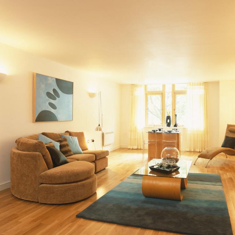  Κανείς δεν βάζει πια μαξιλάρια στον καναπέ: Tο luxury αξεσουάρ που τα αντικαθιστά το 2026