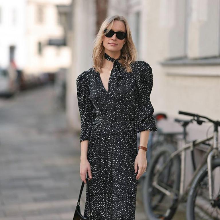 φόρεμα με φουλάρι