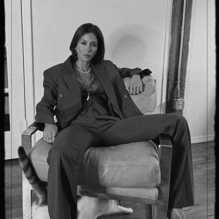 Η Σοφία Καρβέλα με τζιν παντελόνι