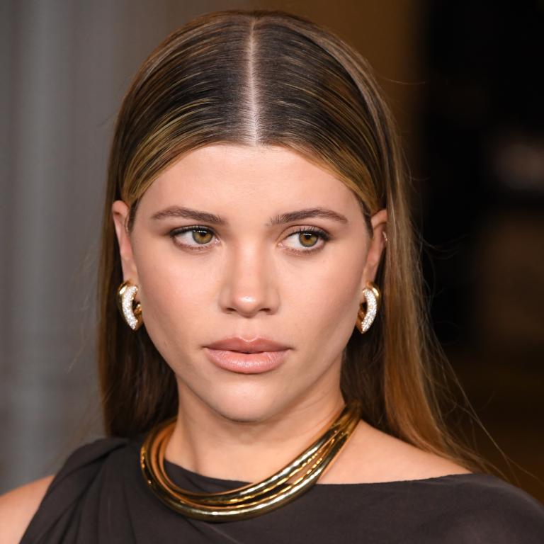 Η νέα beauty εμμονή λέγεται «Resting Rich Face» -Και υπόσχεται ξεκούραστη όψη, σαν μετά από διακοπές