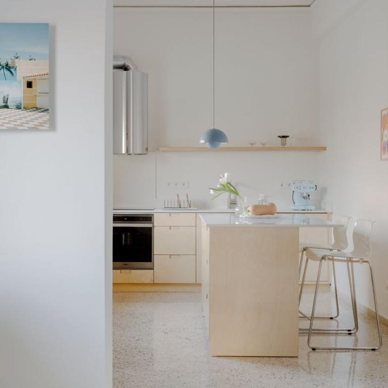 Πώς ένα ξεχασμένο διαμέρισμα έγινε ένα σύγχρονο, φωτεινό σπίτι