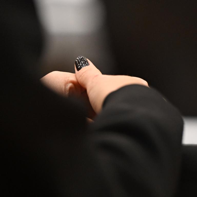 Τα τετράγωνα νύχια είναι τάση το 2026 και κάνουν τα χέρια κομψά και μοντέρνα