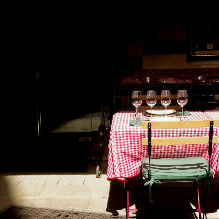 Τραπέζι με καρό τραπεζομάντηλο και ποτήρια