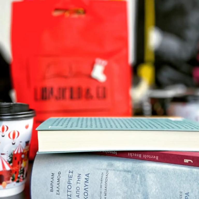 Ρωτήσαμε πέντε βιβλιοπωλεία της Αθήνας για τα best sellers του 2025 και αυτά είναι τα βιβλία που κυριάρχησαν