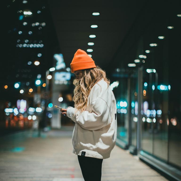 Να γιατί θα έπρεπε να περπατάτε κάθε φορά που μιλάτε στο τηλέφωνο