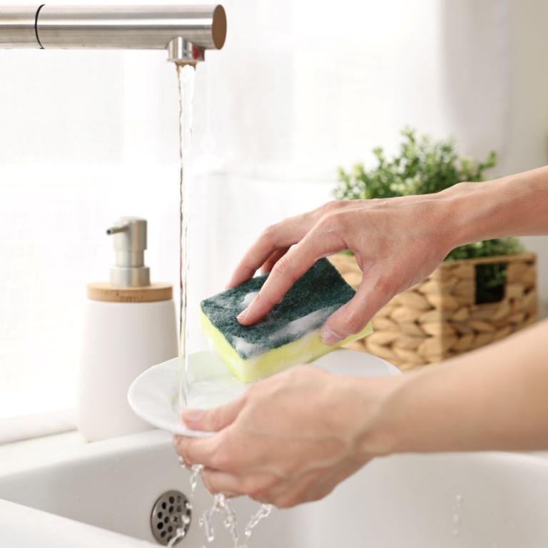 Τι δείχνει για σένα αν καθαρίζεις όσο μαγερεύεις