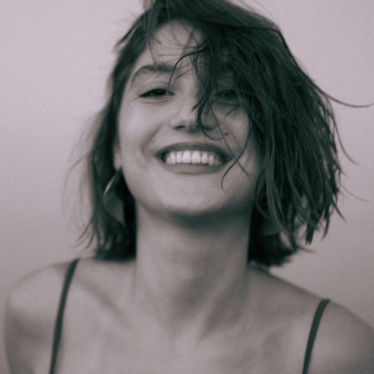 γυναίκα χαμογελά