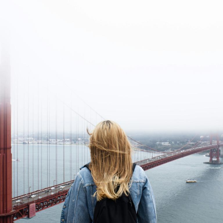 Γυναίκα κοντά σε γέφυρα