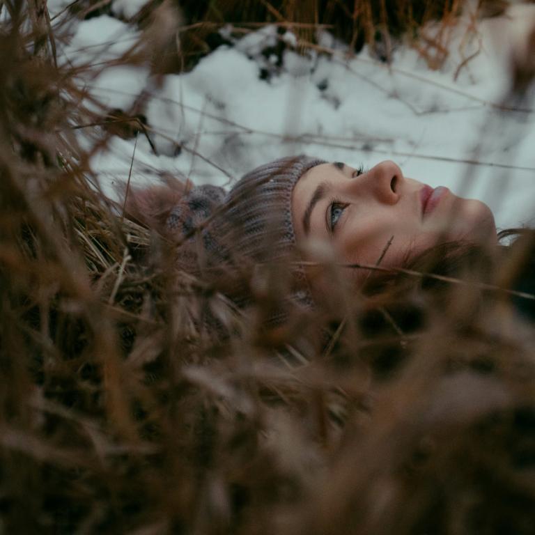 Γυναίκα που κοιτάζει προβληματισμένη 