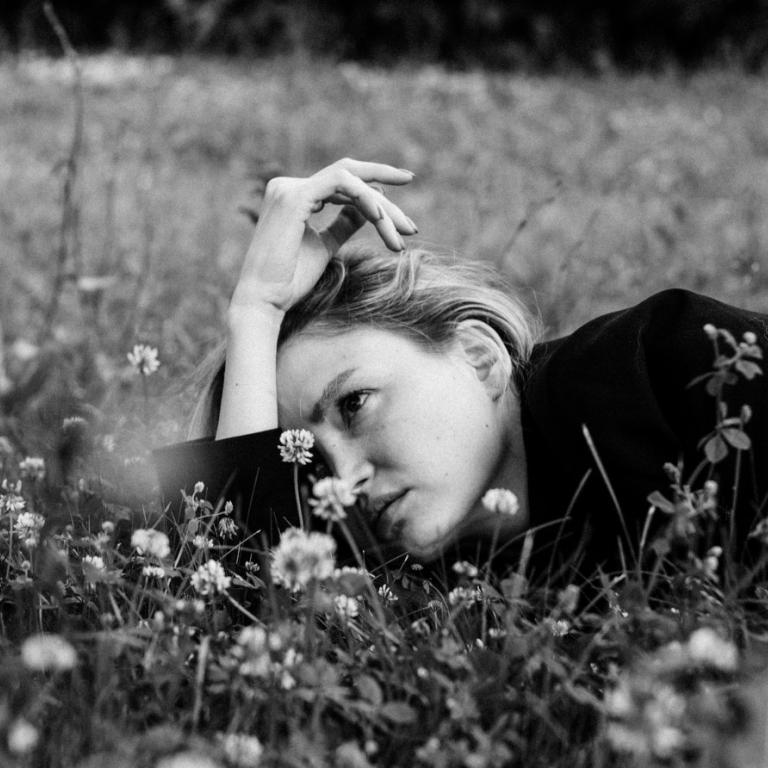 Γυναίκα ανήσυχη σε λιβάδι 