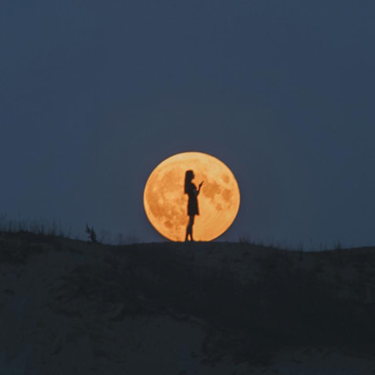 Γυναίκα με την σελήνη