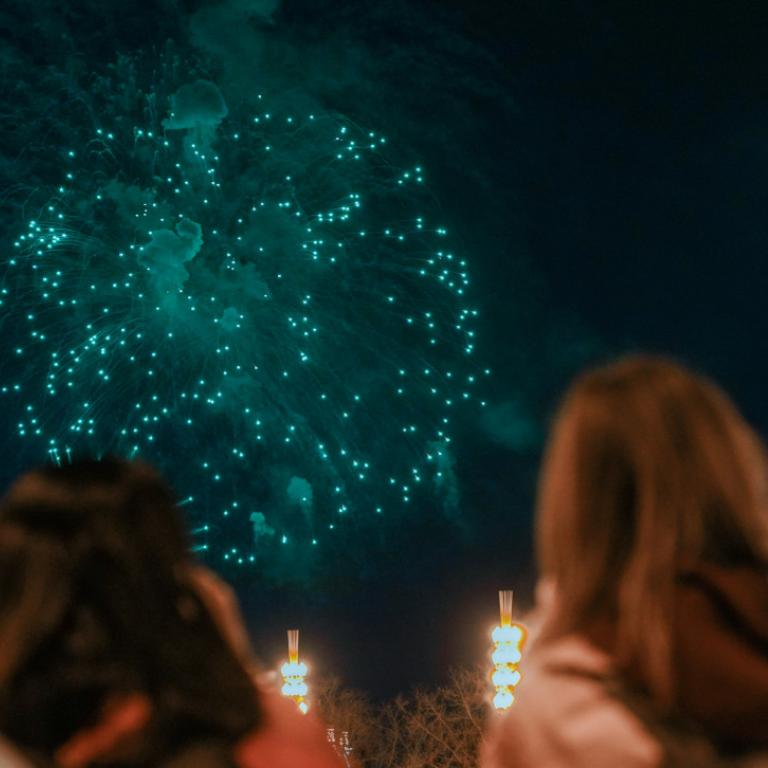 Δύο άτομα κοιτούν τα πυροτεχνήματα