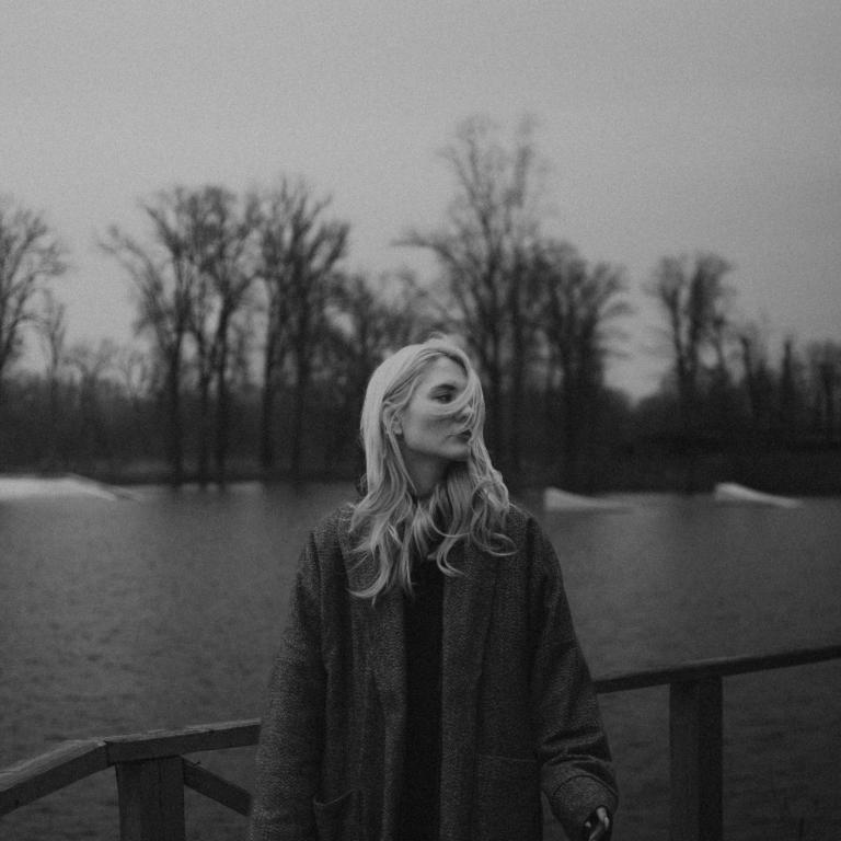 Γυναίκα σε λίμνη