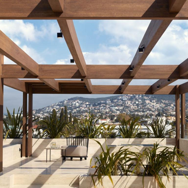 Δύο minimal σπίτια στην πιο πράσινη γειτονιά της Κηφισιάς με δροσερή εσωτερική αυλή