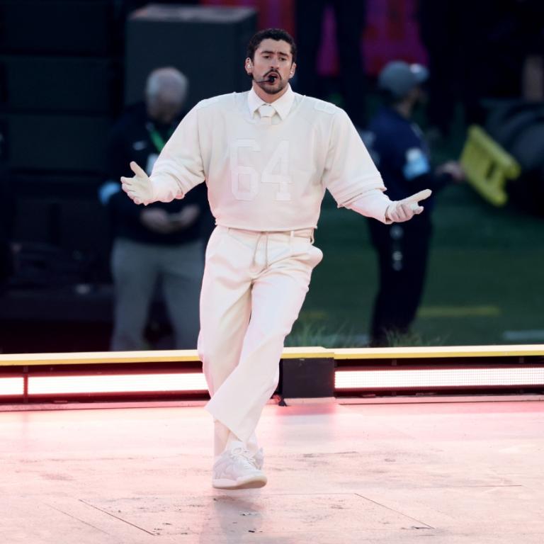 Η ιστορία πίσω από το Zara look του Bad Bunny στο Super Bowl
