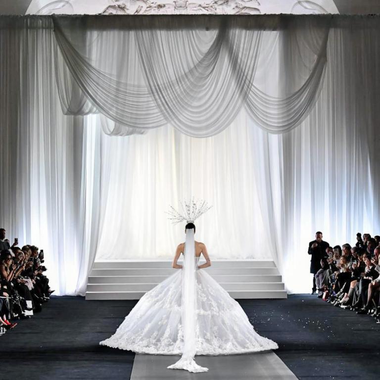 Τι θα φορέσουμε στους γάμους του καλοκαιριού; H style expert αποκαλύπτει τις πρώτες τάσεις