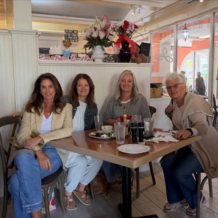 Η Σίντι Κρόφορντ με τις αδερφές και την μητέρα τους