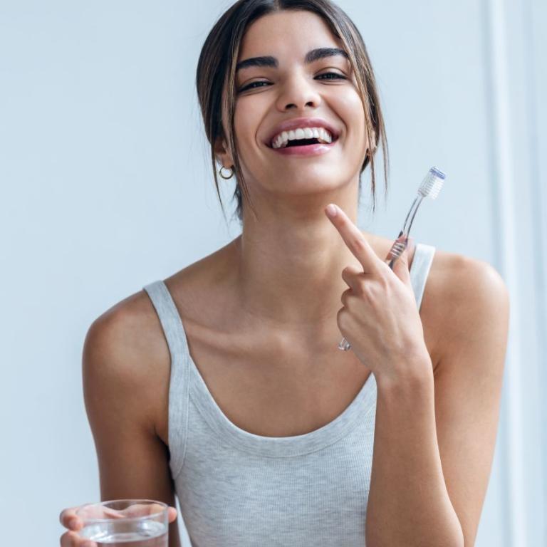 γυναίκα που ετοιμάζεται να βουρτσίσει τα δόντια της