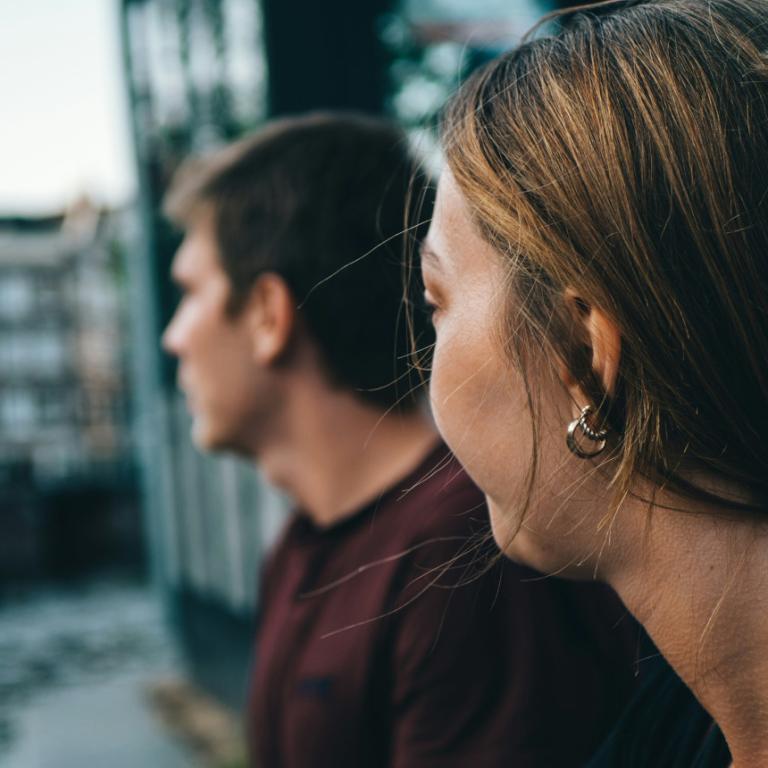 Δύο άτομα που κάθονται μαζί 