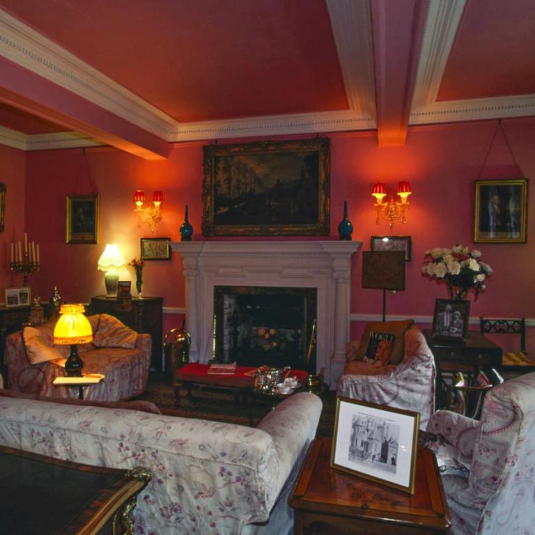 Μετά το «λάθος παπούτσι», έρχεται το «λάθος φωτιστικό»: Το trick που απογειώνει τον φωτισμό στο σπίτι