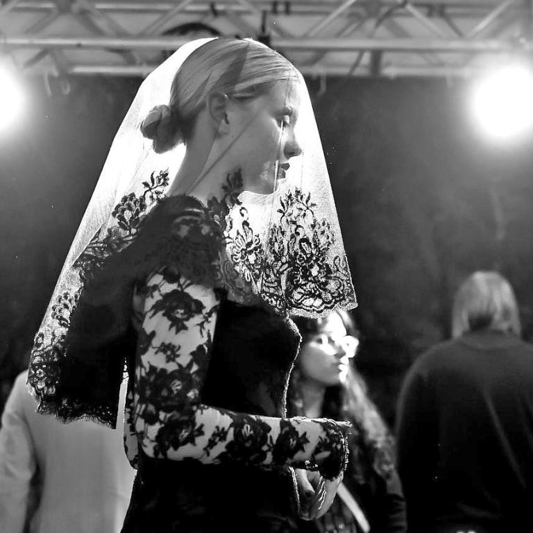 Όταν οι νύφες γίνονται goth: Η σκοτεινή bridal τάση που θα κυριαρχήσει το 2026