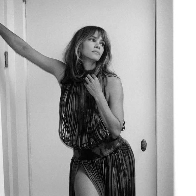 Η Χάλι Μπέρι μιλά σε περιοδικό για τον ηλικιακό ρατσισμό