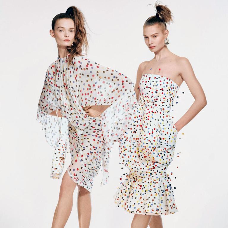 Alexander Calder: Ο μάγος των κινούμενων γλυπτών που ενέπνευσε τα χορευτικά ρούχα του Jacquemus