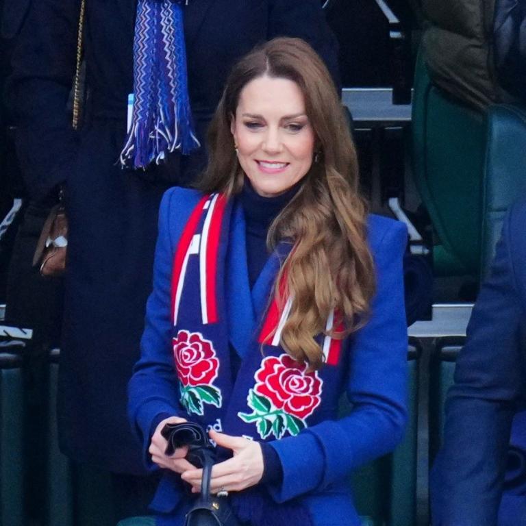 Η Κέιτ Μίντλετον με μπλε παλτό
