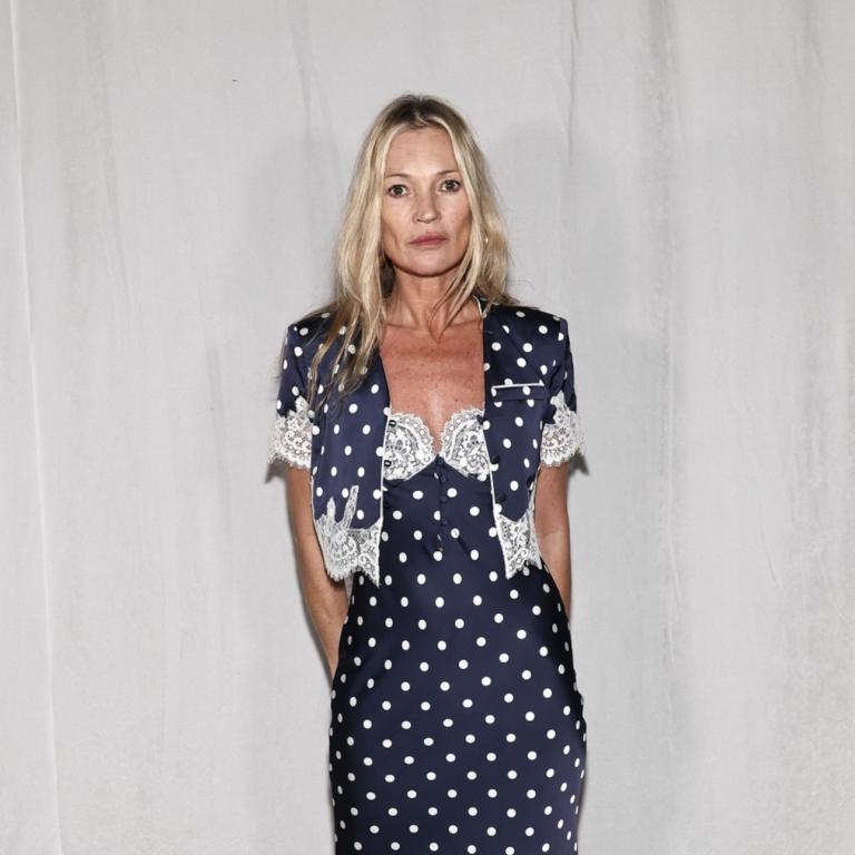 Η Κέιτ Μος ποζάρει με το πουά φόρεμα 