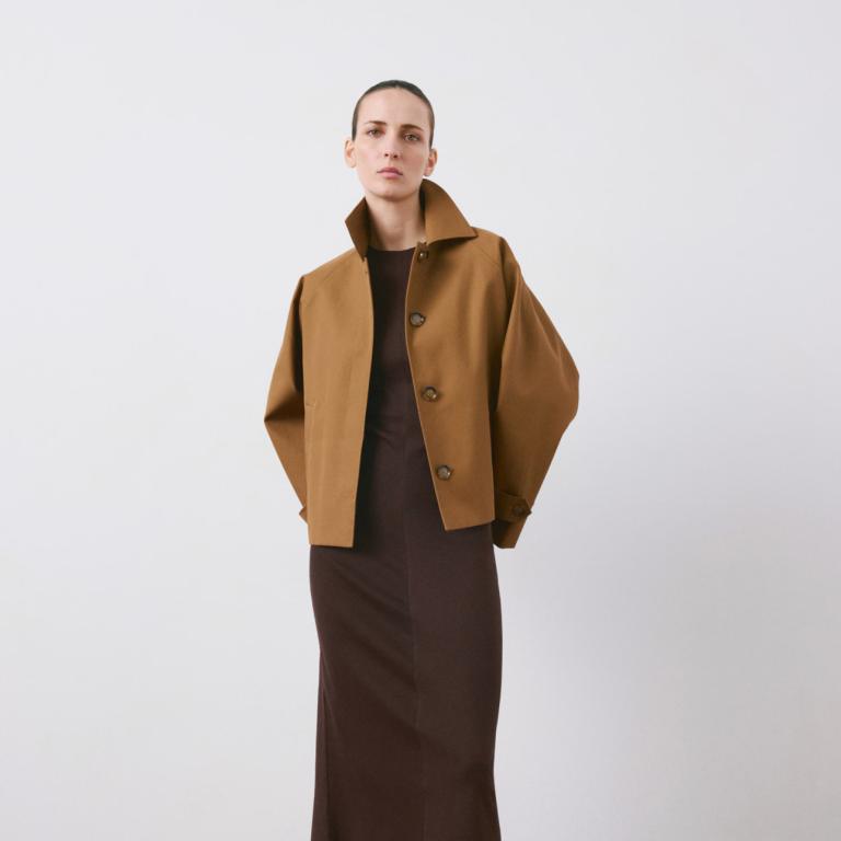 Μοντέλο με το φόρεμα Mango