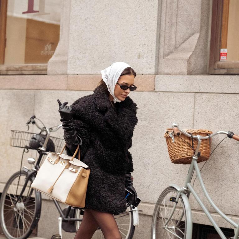 Το μαντήλι της χωριατοπούλας είναι η νέα τάση μόδας/Φωτογραφία: Getty 