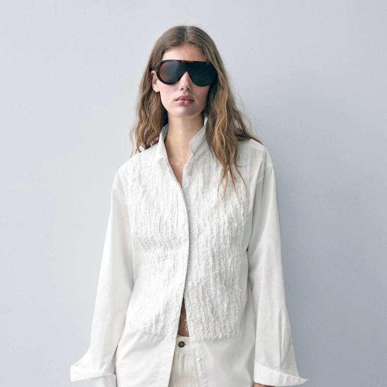 Μοντέλο που ποζάρει με το πουκάμισο από τα Massimo Dutti 