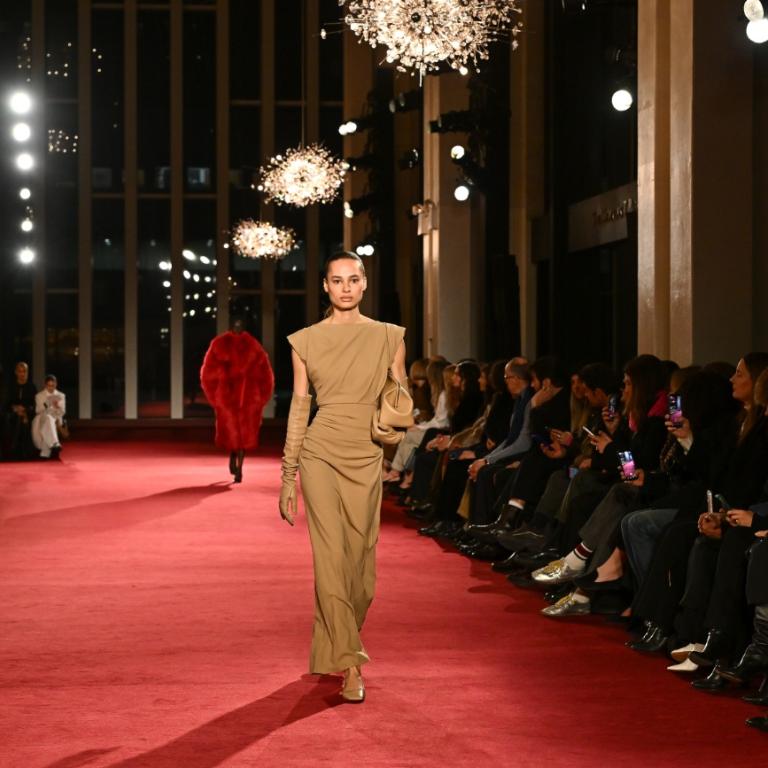 Ο Michael Kors γιορτάζει 45 χρόνια στη μόδα με μια συλλογή ανάμεσα στο κλασικό και το σύγχρονο