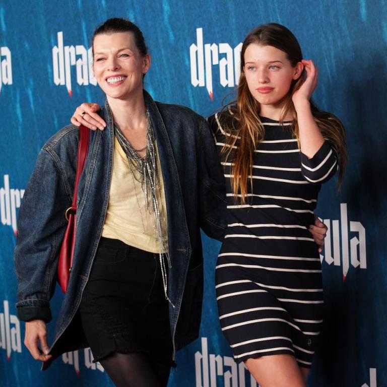 Η Μίλα Γιόβοβιτς με την κόρη της