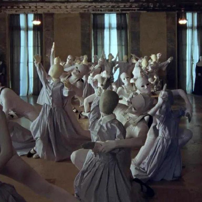 Η Μόνα Φάστβολντ σε δημιουργική ελευθερία/Φωτογραφία: Miu Miu, Women's Tales