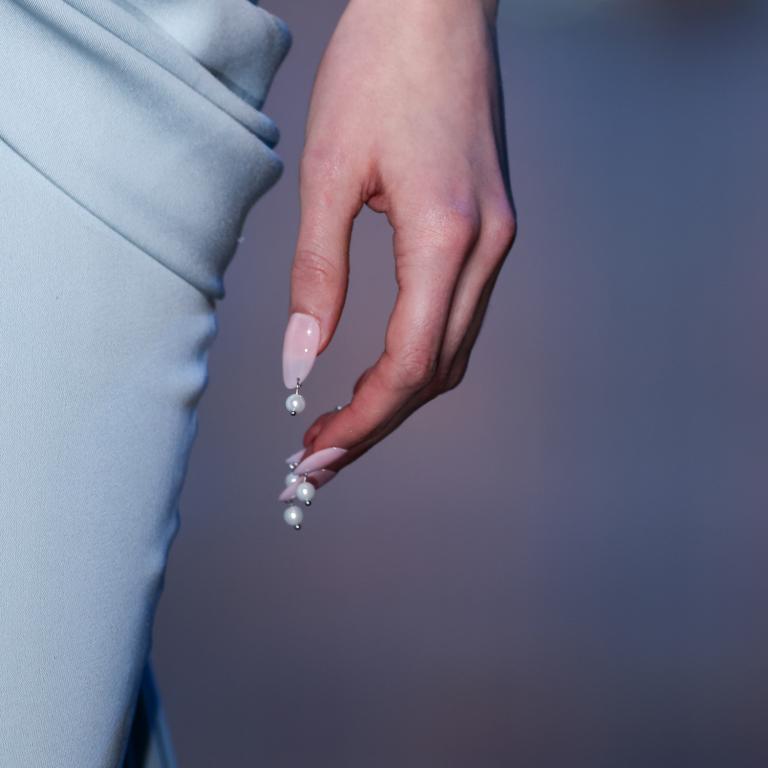 Μινιμαλιστικά νύχια με μικροκρύσταλλα, για να λάμψετε με στιλ και διακριτικότητα (αποφεύγοντας το εφέ «too much»)