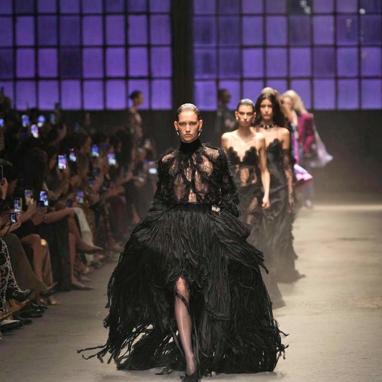 πασαρελα από μιλανο ρομπερτο καβάλι