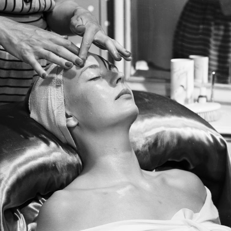 Οι μικρές αλλαγές στη ρουτίνα περιποίησης που χαρίζουν λαμπερή επιδερμίδα