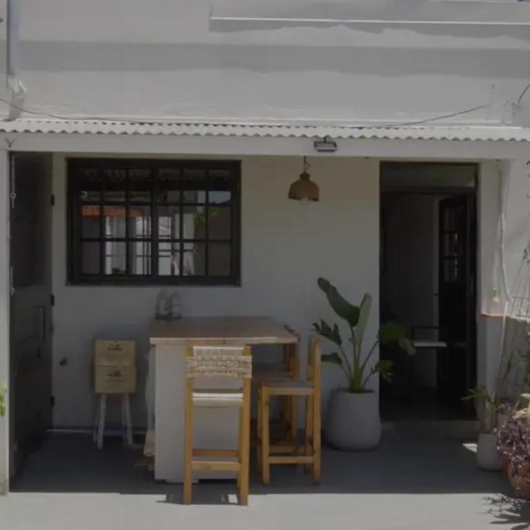 Μια αρχιτέκτονας έχτισε το σπίτι της στη βεράντα των γονιών της