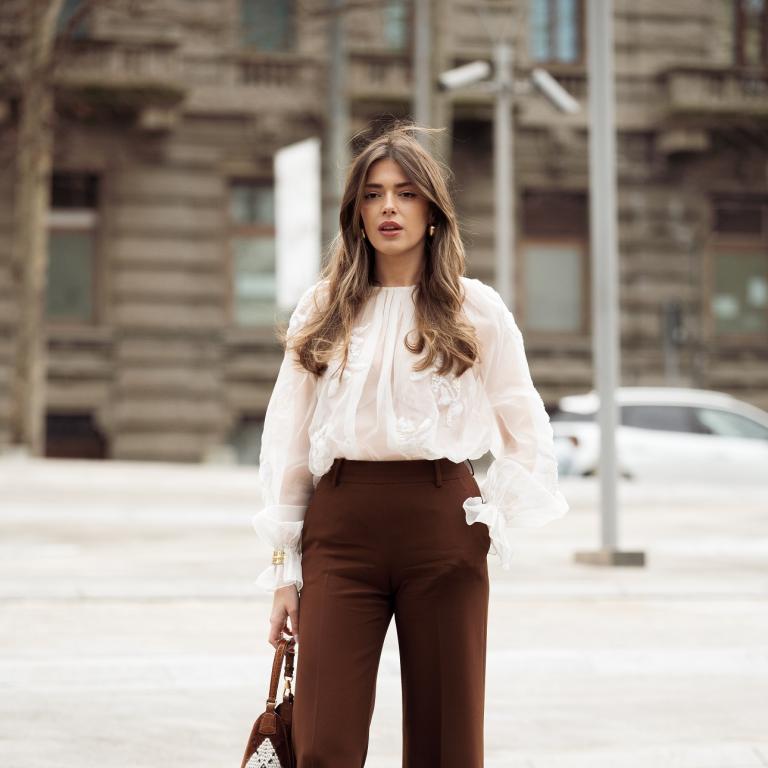 στιλάτη γυναίκα με μπλούζα