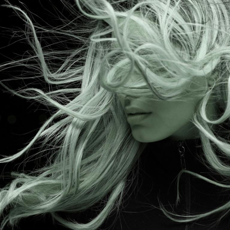 Γυναίκα με βαμμένα μαλλιά