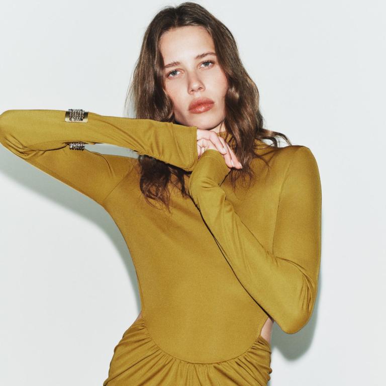 Μοντέλο με το φόρεμα Zara 