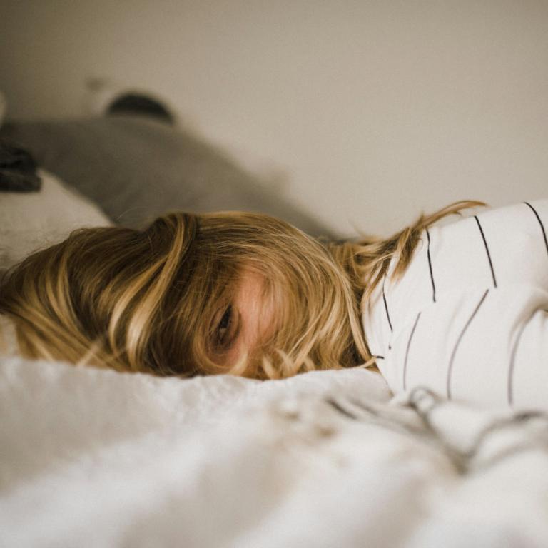 Γυναίκα ξαπλωμένη στο κρεβάτι