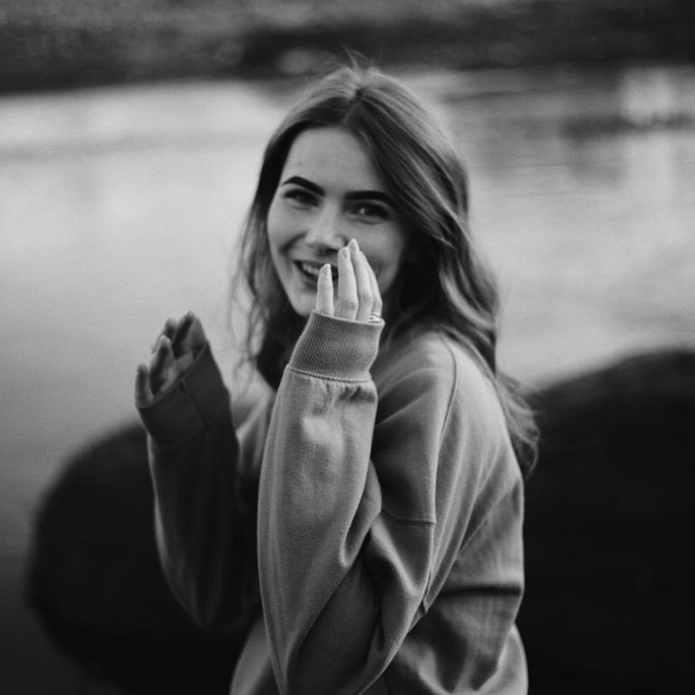 Χαμογελαστή γυναίκα