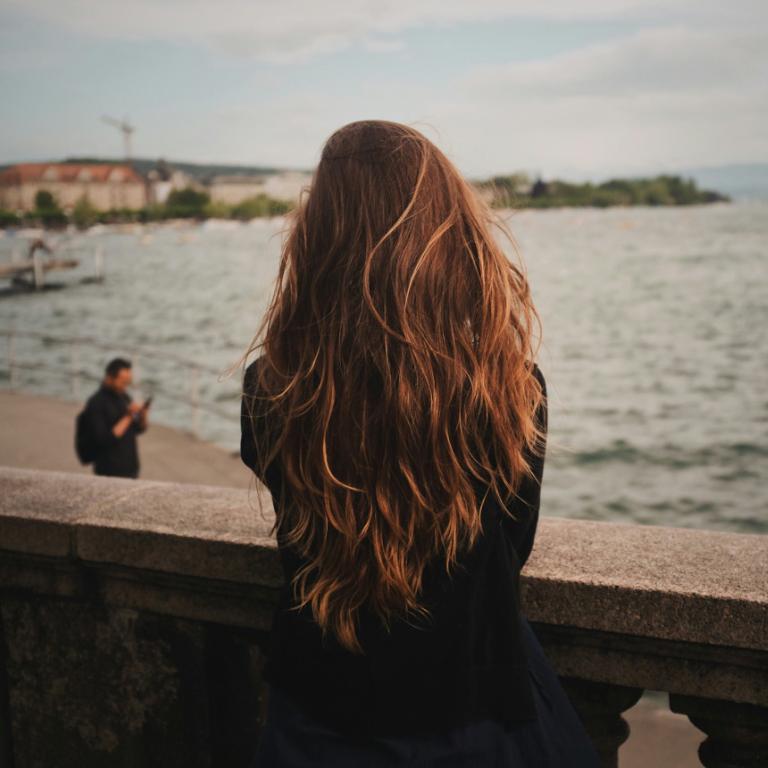 Γυναίκα που κοιτάζει στην θάλασσα