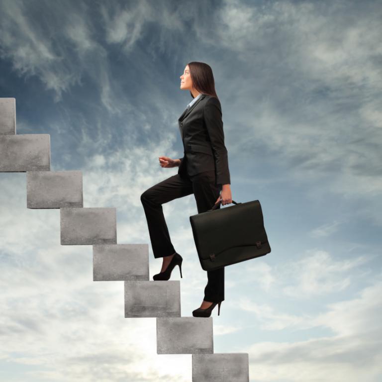 Γυναίκα που εξελίσσεται επαγγελματικά 